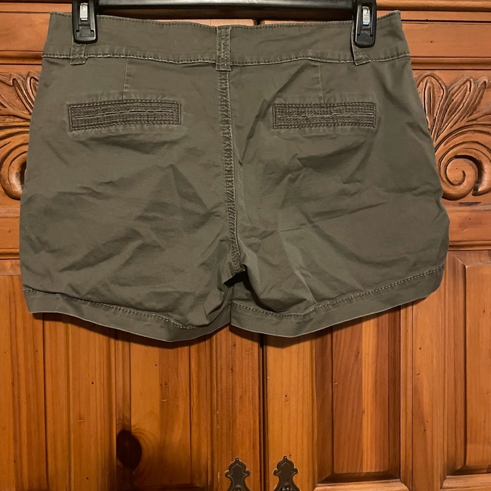 Women’s size 9/10 Maurices olive green shorts